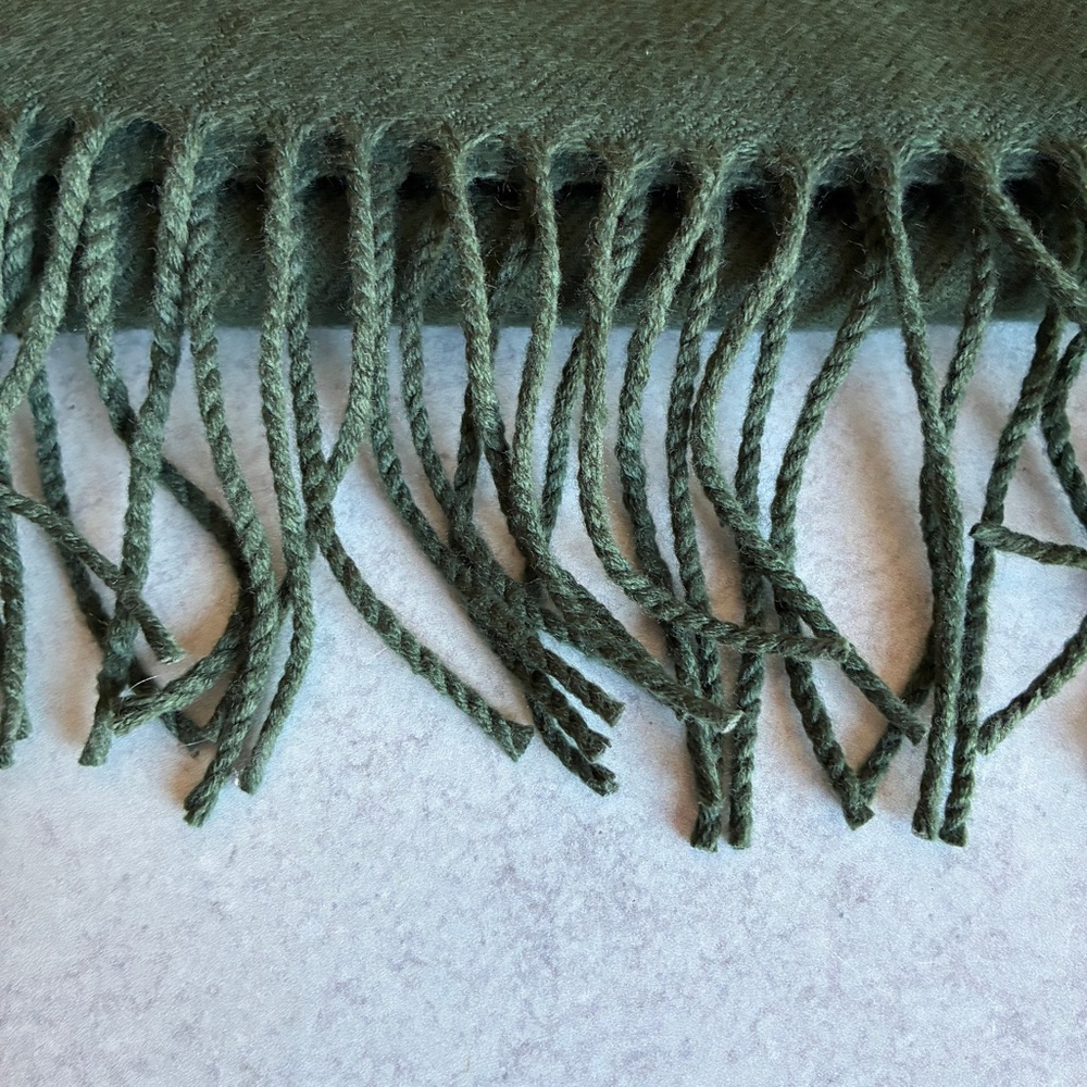 100% Cashmere Scarf Made in Scotland Green Fringe Luxury Unisex Winter Scarf - Picture 5 of 11